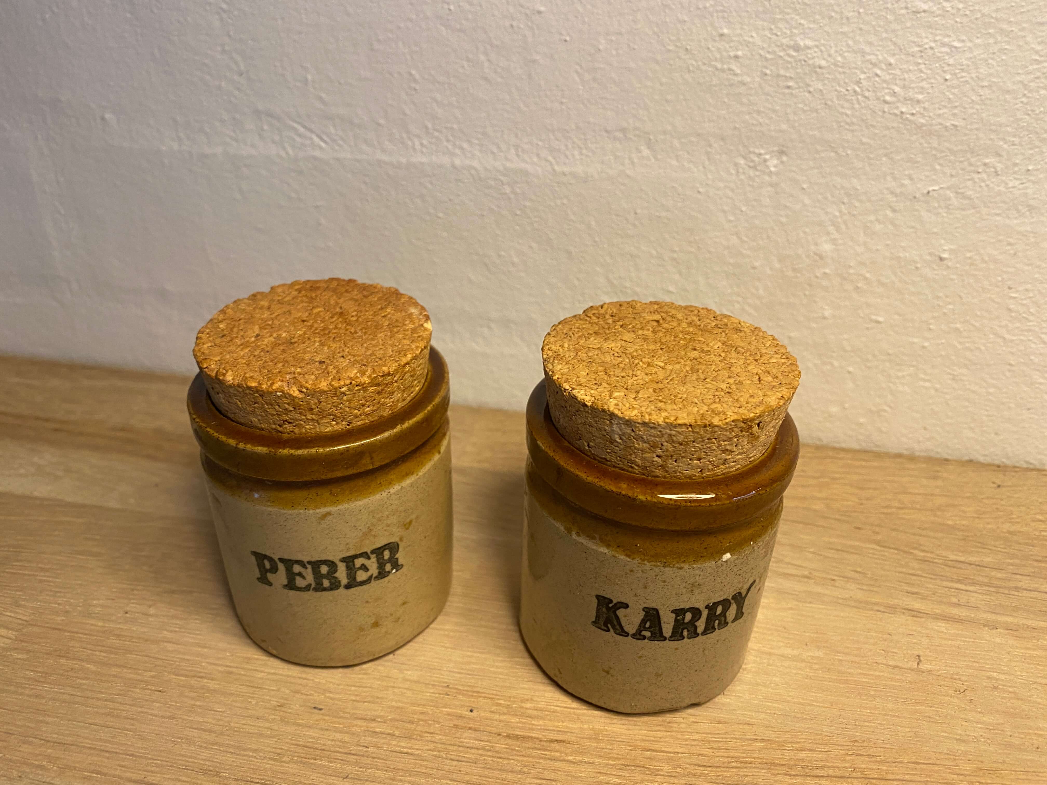 Køb keramik krydderikrukker i brunlige farver hos Eiki