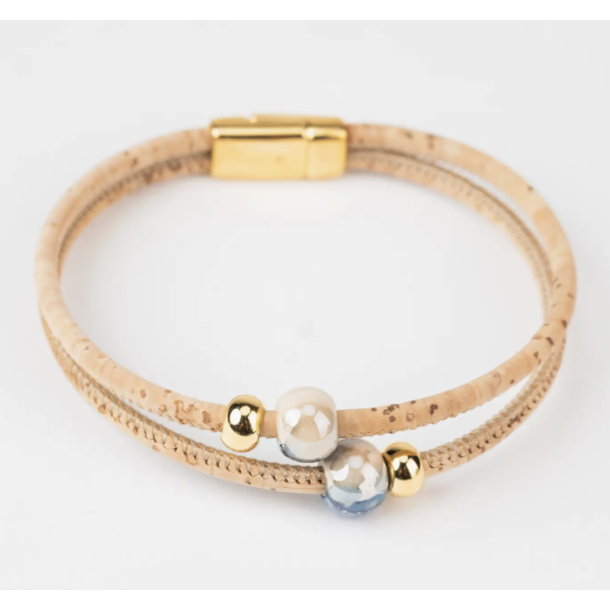 Armbnd i naturkork med bl keramik og gyldne perler