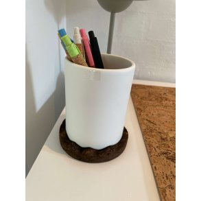 Blyantholder i hvid keramik med bund af brndt kork
