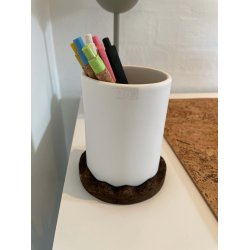 Blyantholder i hvid keramik med bund af brndt kork
