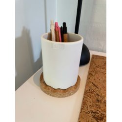 Blyantholder i hvid keramik med bund i naturkork