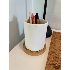 Blyantholder i hvid keramik med bund i naturkork