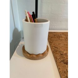 Blyantholder i hvid keramik med bund i naturkork