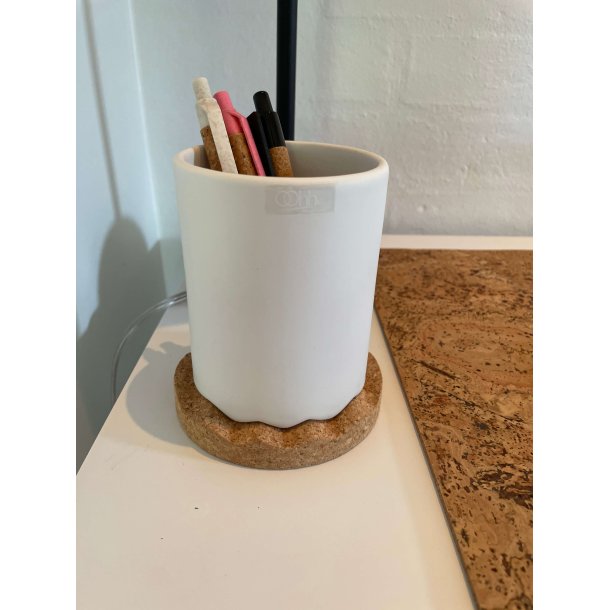 Blyantholder i hvid keramik med bund i naturkork