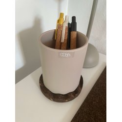 Blyantholder i lysbrun keramik med bund i brndt kork