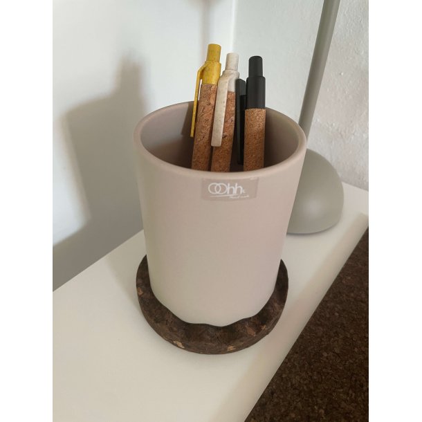 Blyantholder i lysbrun keramik med bund i brndt kork