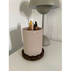 Blyantholder i lysbrun keramik med bund i brndt kork