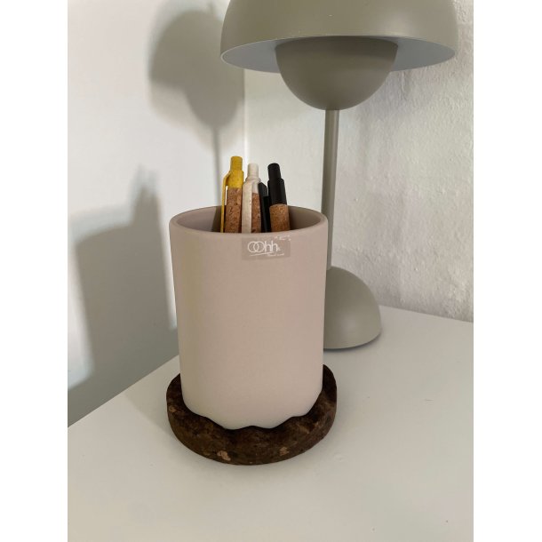 Blyantholder i lysbrun keramik med bund i brndt kork