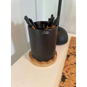 Blyantholder i sort keramik med bund i naturkork