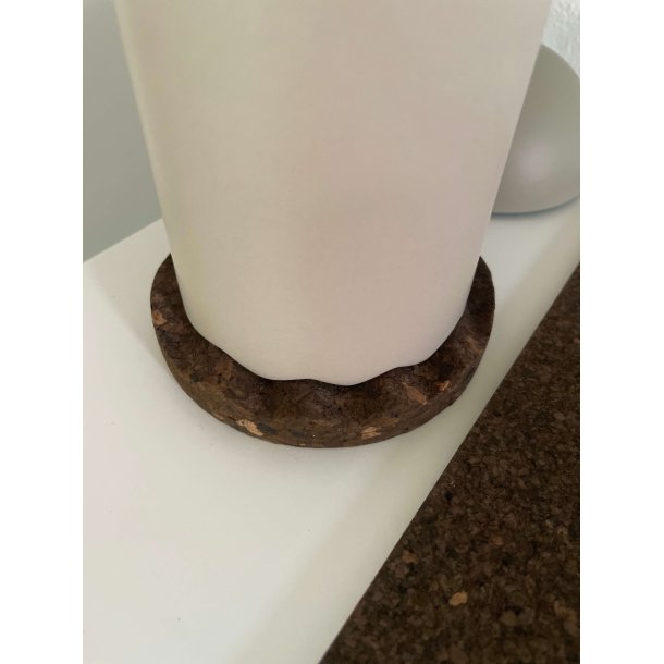 Blyantholder i lysbrun keramik med bund i brndt kork