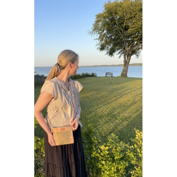 Lille taske i naturkork og med gr�nt blomsterm�nster