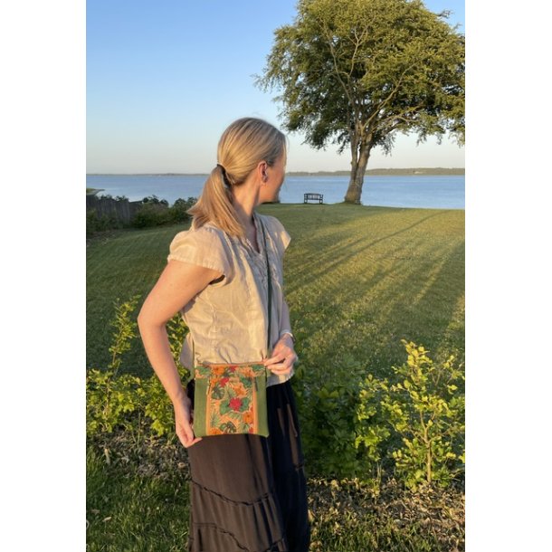 Lille skuldertaske i gr�n med blomsterm�nster