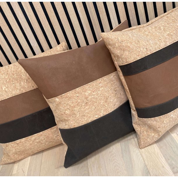 Eiki pude i kork, brune nuancer med 4 striber