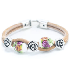 Armbnd i kork med hvide perler pyntet med mrkerosa blomster