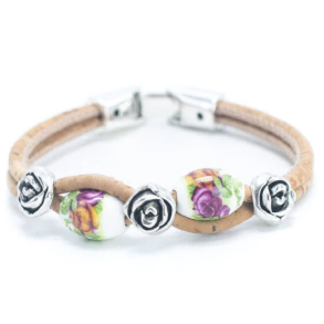 Armbnd i kork med hvide perler pyntet med mrkerosa blomster