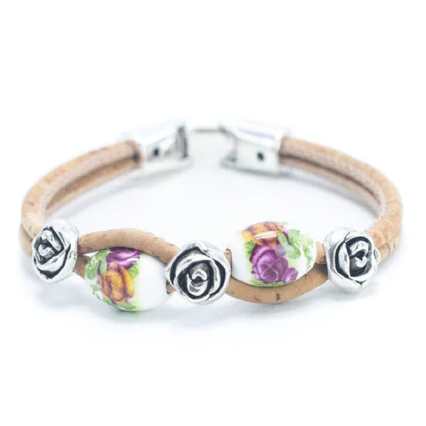 Armbnd i kork med hvide perler pyntet med mrkerosa blomster