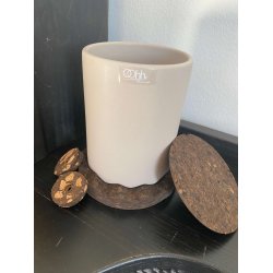 Blyantholder i lysbrun keramik med bund i brndt kork