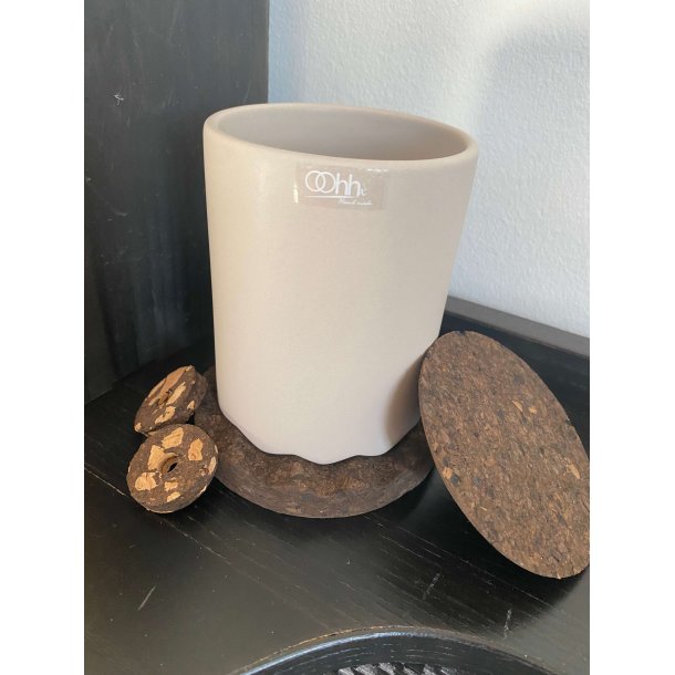 Blyantholder i lysbrun keramik med bund i brndt kork