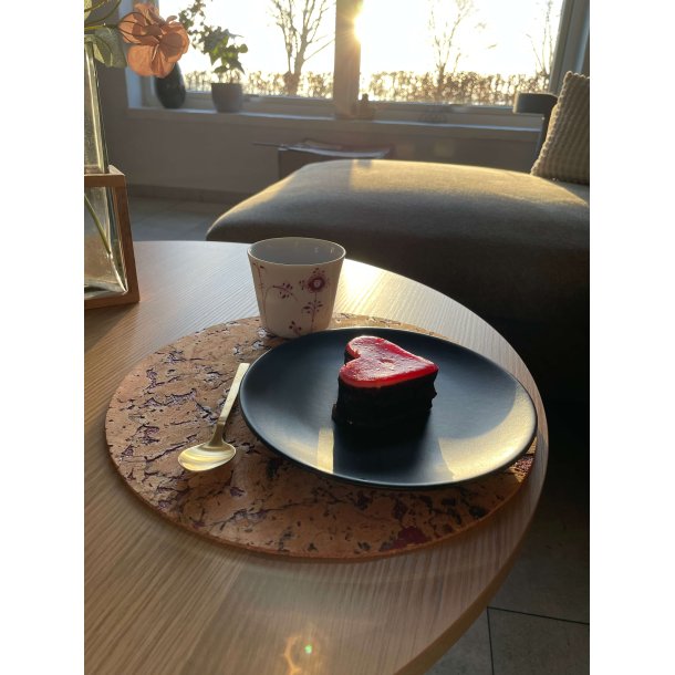 D�kkeserviet i naturkork med r�dt m�nster, rund 30 cm