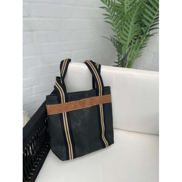 Skuldertaske i sort kork med stribet rem og m�rk naturkorkstribe