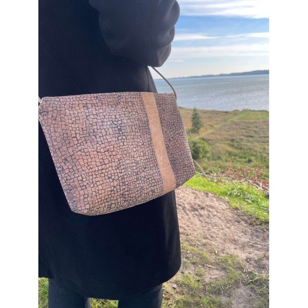 Lille taske i naturkork med firkantet mnster