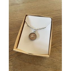 Halskde med vedhng af natur kork og i rustfrit stl