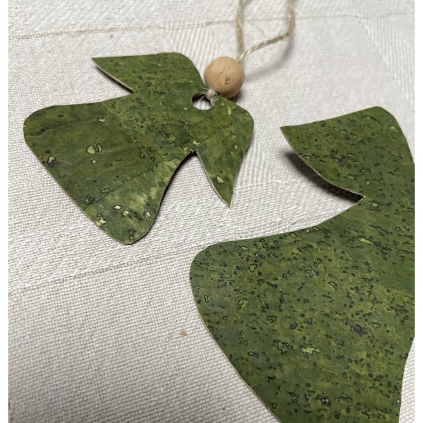 Eiki juleengel til ophng i kork, grn