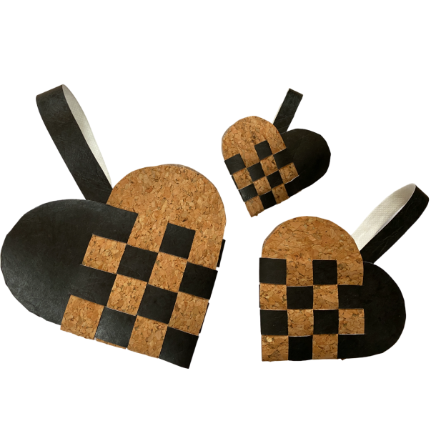 Eiki flettet julehjerte i kork, sort/natur