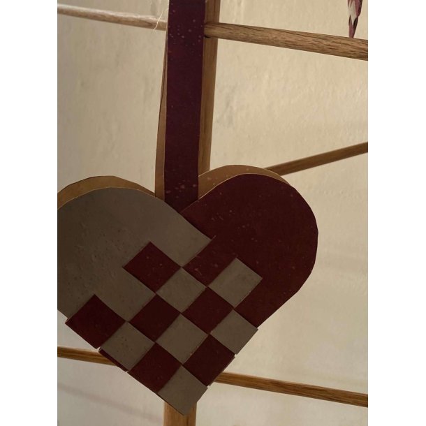 Eiki flettet julehjerte i kork, mrkerd/gr