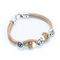 Armbnd i kork med hvide perler pyntet med mrkerosa blomster