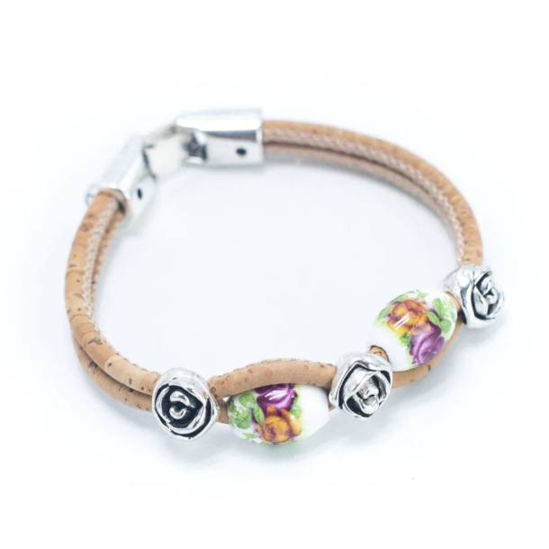 Armbnd i kork med hvide perler pyntet med mrkerosa blomster