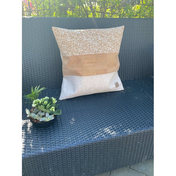 Eiki pude i kork, natur og hvide nuancer med 3 striber