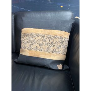 Eiki pude i korklder, natur og sorte nuancer med 5 striber, version 2