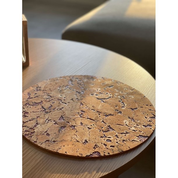 D�kkeserviet i naturkork med r�dt m�nster, rund 30 cm