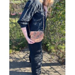 Lille buet taske i kork med m�nster i orange/lilla/bl� farver