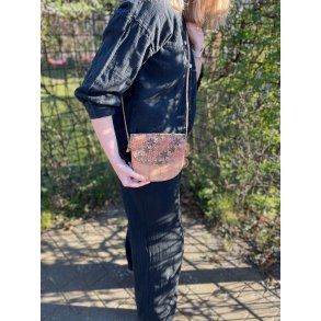 Lille buet taske i kork med mnster i orange/lilla/bl farver