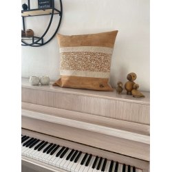 Eiki pude i kork, natur og hvide nuancer med 5 striber