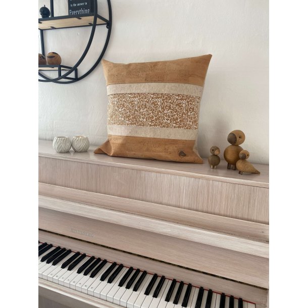 Eiki pude i kork, natur og hvide nuancer med 5 striber