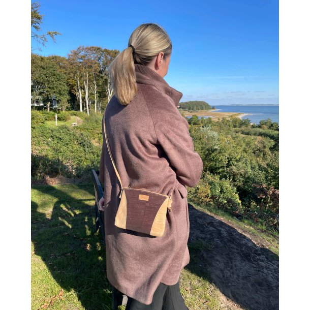 Lille taske i natur kork og m�rkebrunt kork