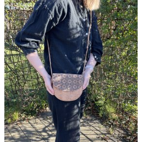 Lille buet taske i kork med blt mnster