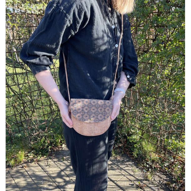 Lille buet taske i kork med blt mnster