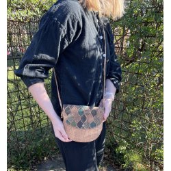 Lille buet taske med mnster i grnne og bl farver