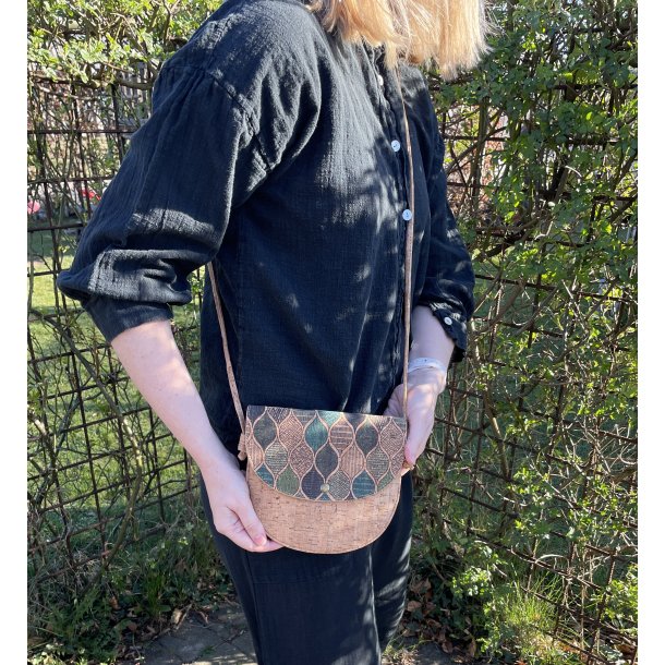 Lille buet taske med mnster i grnne og bl farver