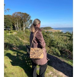 Taske i naturkork med natur/brun mnster