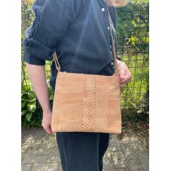 Dametaske i naturkork med laserudskret mnster