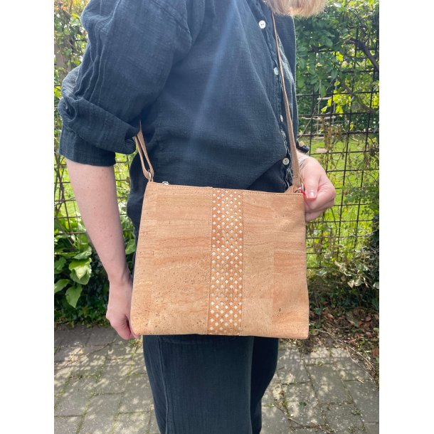 Dametaske i naturkork med laserudskret mnster