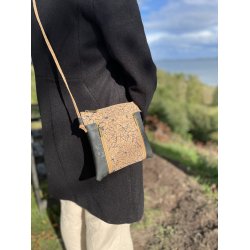 Lille skuldertaske i kork, sort og natur med m�nster