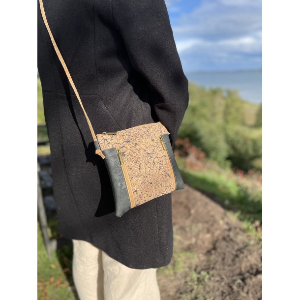 Lille skuldertaske i kork, sort og natur med m�nster