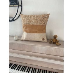 Eiki pude i kork, natur og hvide nuancer med 3 striber