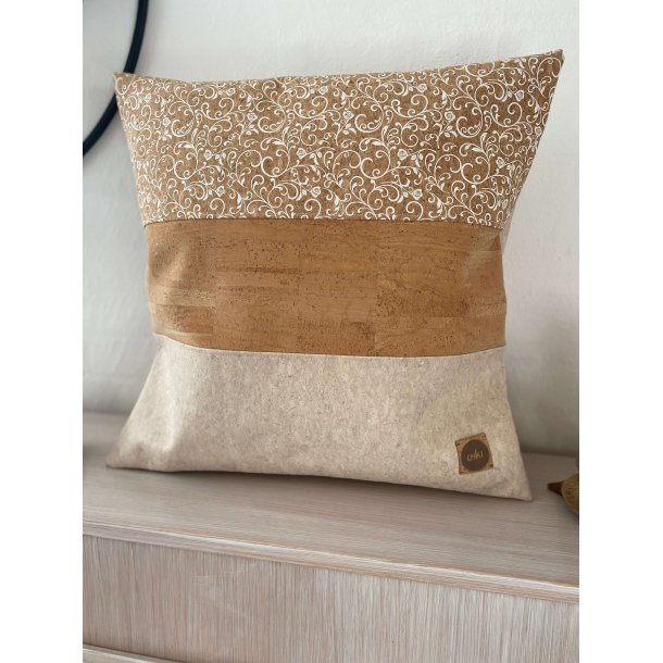 Eiki pude i kork, natur og hvide nuancer med 3 striber